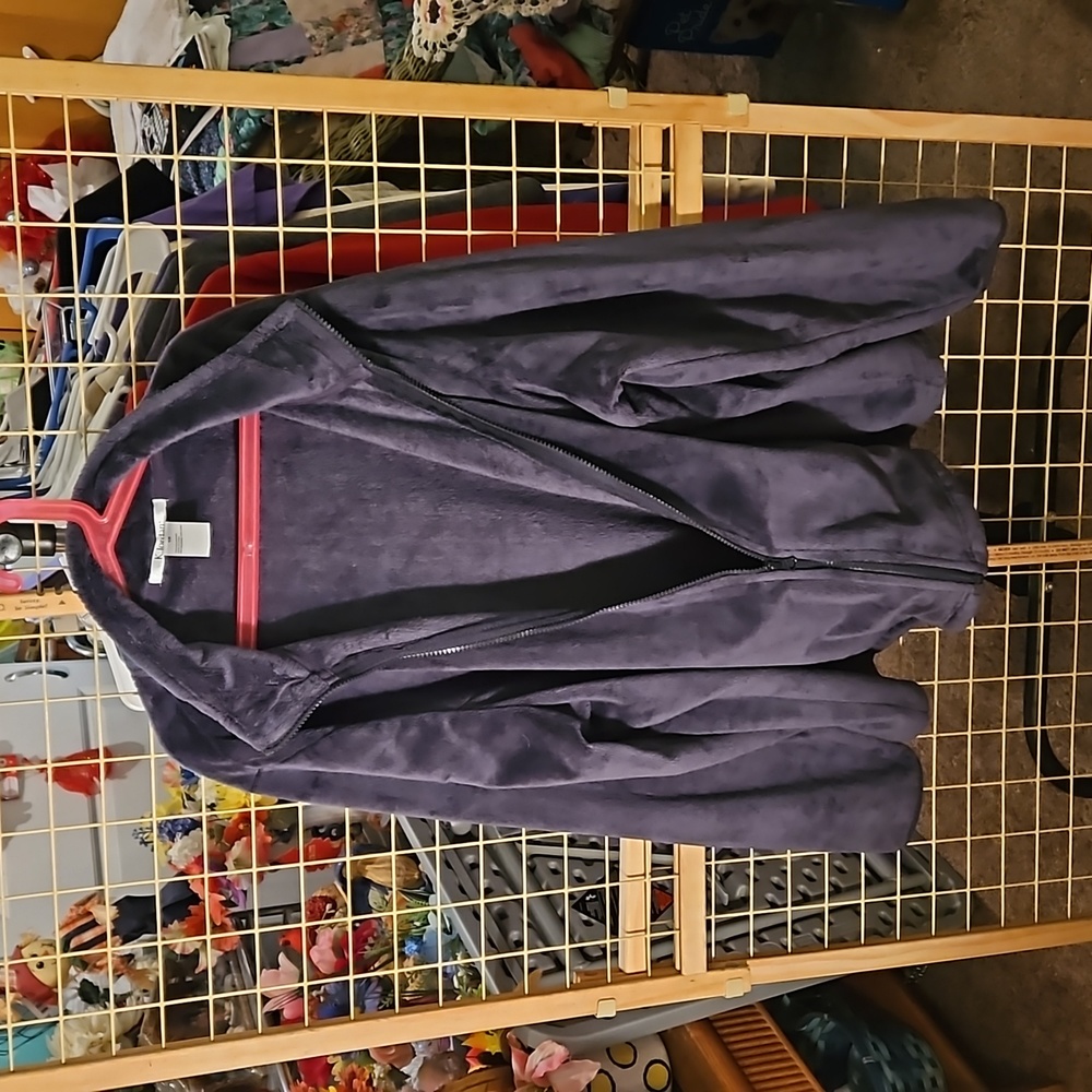 From mom's closet. ❤️Host Pick❤️ A Preloved K Jordan size 1X zip up jacket.